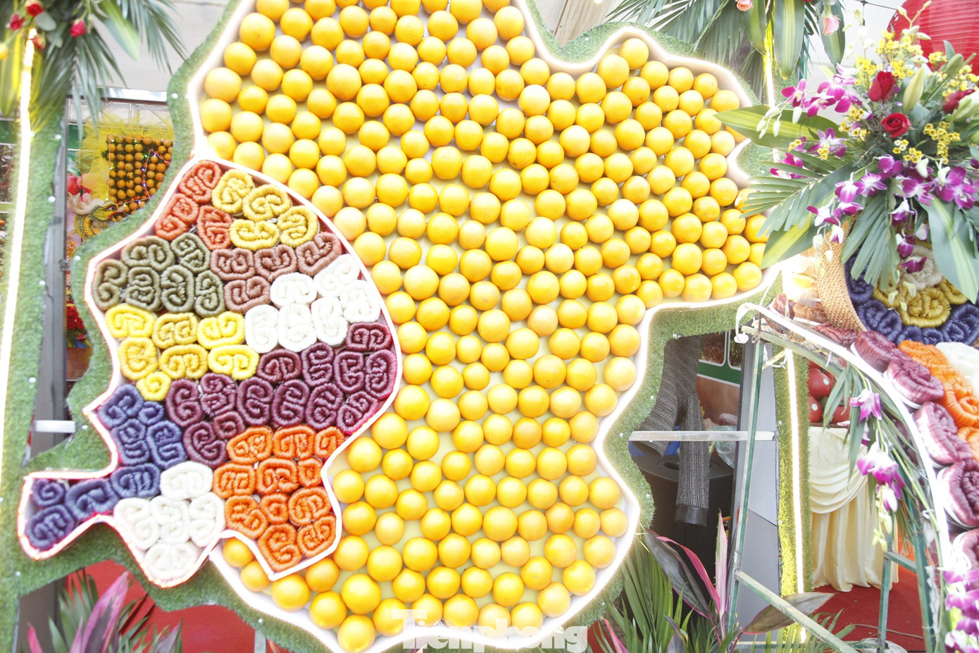 Đặc sản mỳ chũ và cam, bưởi trang trí tại một gian hàng. Ảnh: Nguyễn Thắng.