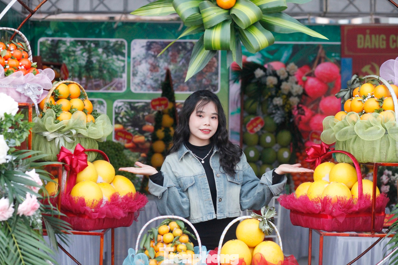 Hội chợ cam, bưởi huyện Lục Ngạn thu hút nhiều bạn trẻ đến chụp ảnh. Ảnh: Nguyễn Thắng.