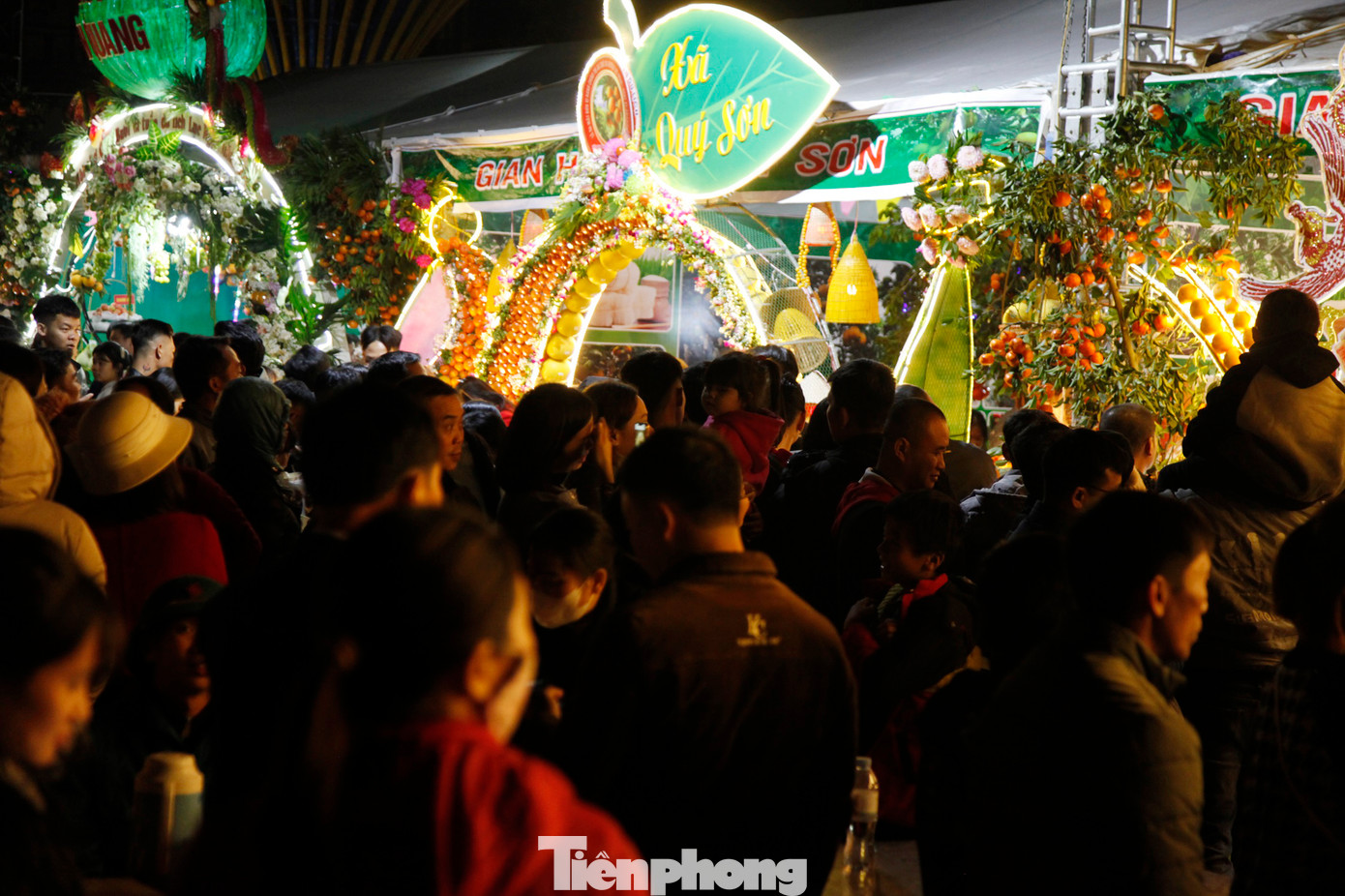 Đến tối, hội chợ cam, bưởi huyện Lục Ngạn thu hút đông người dân đến xem. Thậm chí có nhiều người ở các tỉnh lân cận cũng đi hàng chục cây số đến tham gia hội chợ. Ảnh: Nguyễn Thắng.