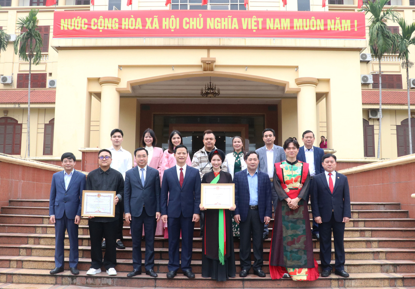 Chủ tịch tỉnh Bắc Ninh (thứ 4 bên trái) khen thưởng Hòa Minzy. Chủ tịch tỉnh Bắc Ninh (thứ 4 bên trái) khen thưởng Hòa Minzy.