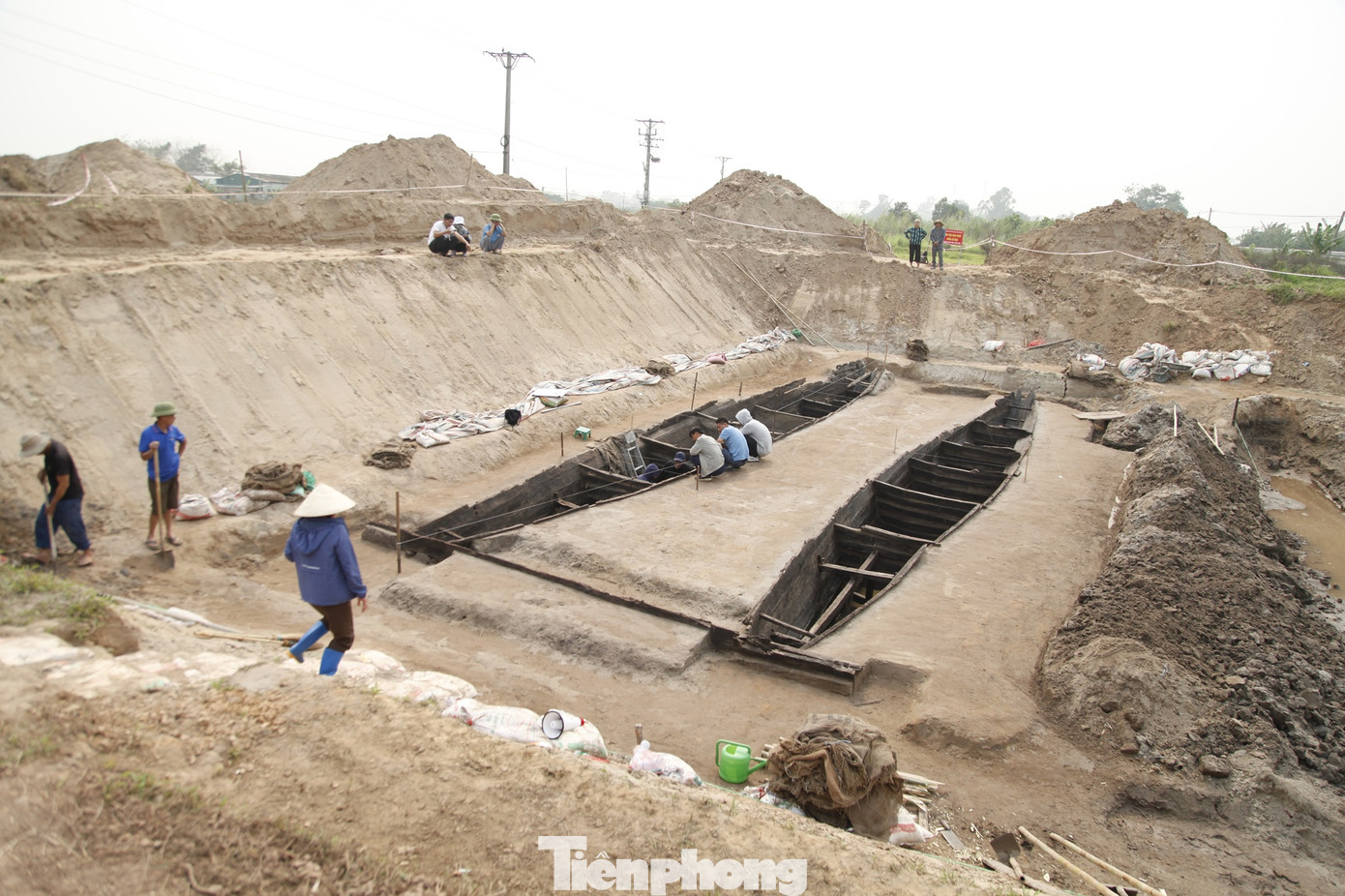 Khai quật di tích thuyền cổ ở khu phố Công Hà (phường Hà Mãn, thị xã Thuận Thành, Bắc Ninh). Ảnh: Nguyễn Thắng.