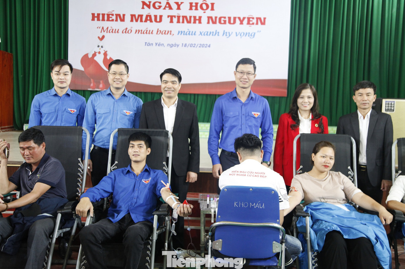 Đoàn viên, thanh niêm tham gia hiến máu tại chương trình. Ảnh: Nguyễn Thắng