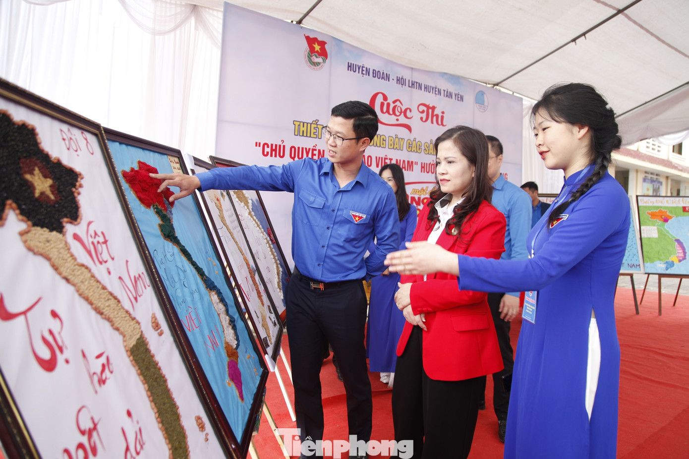 Đoàn viên giới thiệu các sản phẩm về biển đảo quê hương. Ảnh: Nguyễn Thắng