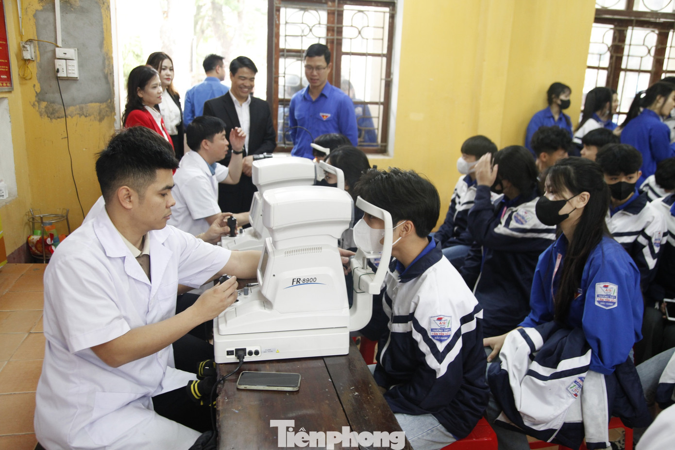 Kiểm tra mắt cho học sinh tại chương trình ra quân Tháng Thanh niên của Tỉnh Đoàn Bắc Giang. Ảnh: Nguyễn Thắng