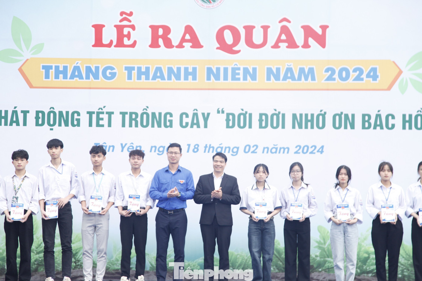 Ban tổ chức trao quà tặng học sinh có thành tích tốt trong học tập. Ảnh: Nguyễn Thắng
