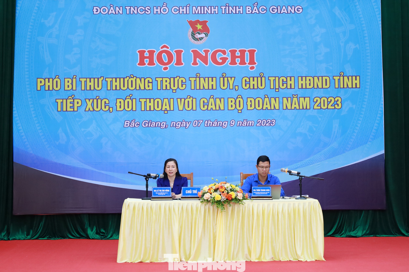 Phó Bí thư Thường trực Tỉnh ủy, Chủ tịch HĐND tỉnh Bắc Giang chủ trì buổi đối thoại. Phó Bí thư Thường trực Tỉnh ủy, Chủ tịch HĐND tỉnh Bắc Giang chủ trì buổi đối thoại.