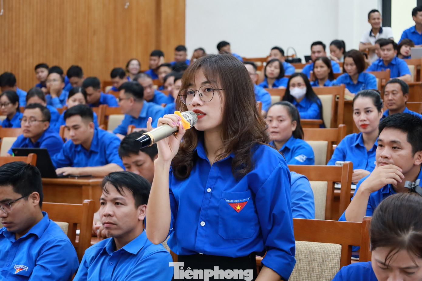 Đoàn viên đặt câu hỏi đến cơ quan chức năng tại hội nghị Đoàn viên đặt câu hỏi đến cơ quan chức năng tại hội nghị