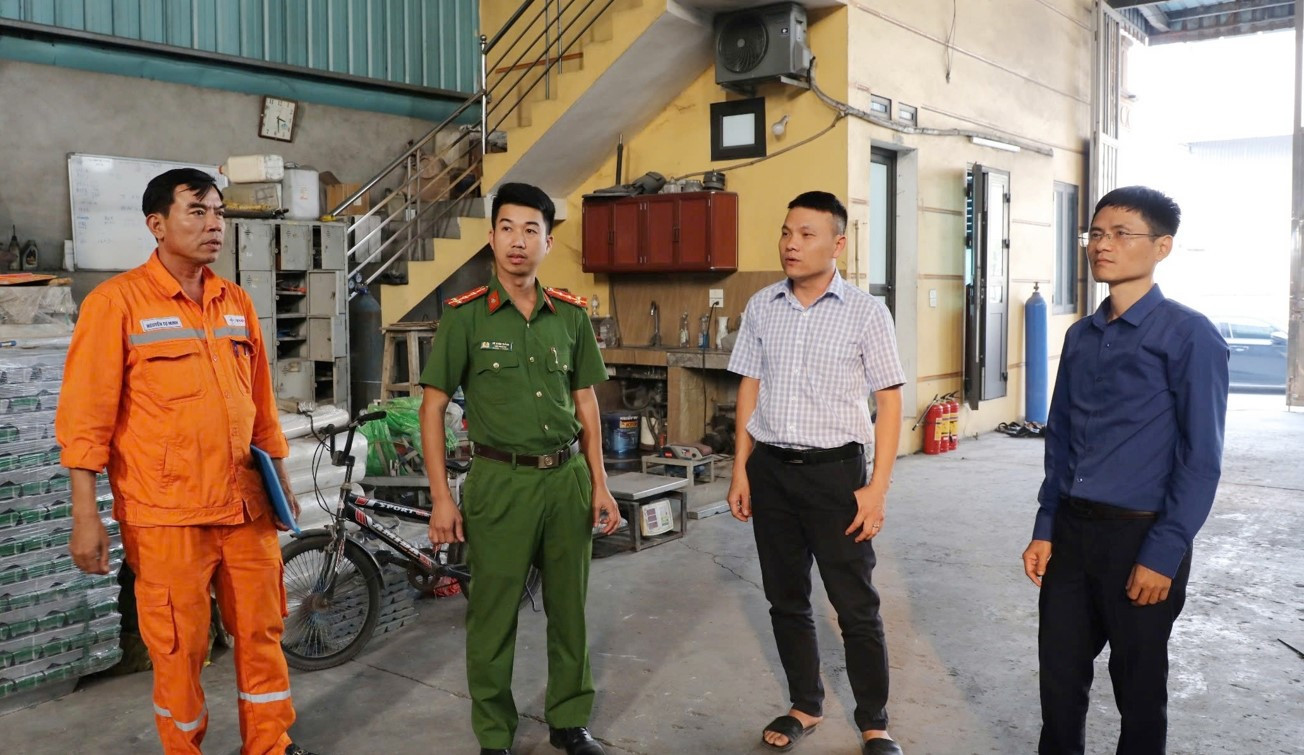 Đoàn liên ngành kiểm tra cơ sở sản xuất ở Cụm công nghiệp làng nghề Mẫn Xá. Đoàn liên ngành kiểm tra cơ sở sản xuất ở Cụm công nghiệp làng nghề Mẫn Xá.