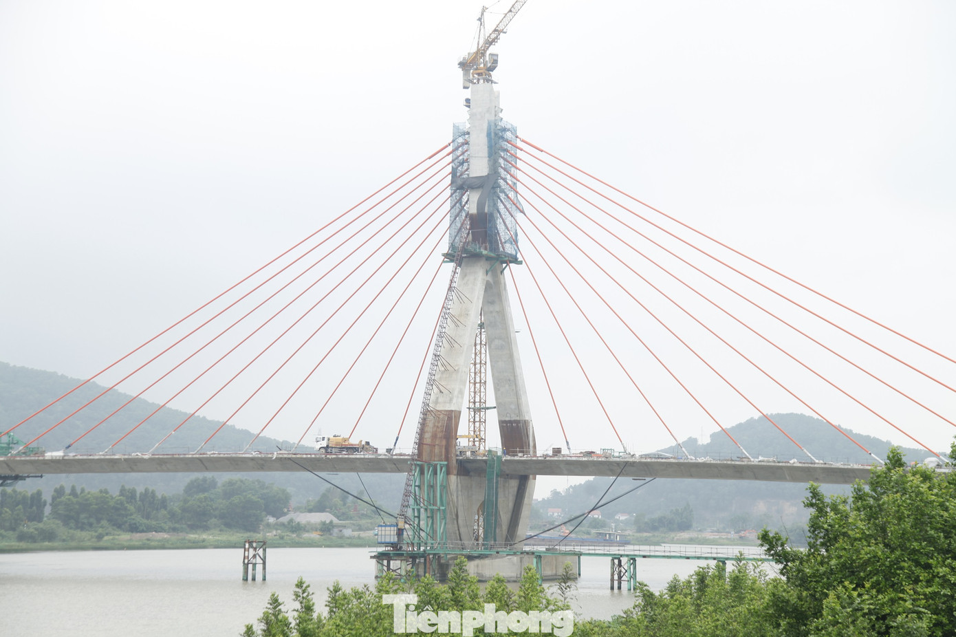 Bắc Giang phấn đấu đến ngày 31/12, dự án Cầu Đồng Việt thông tuyến nối tỉnh Bắc Giang với tỉnh Hải Dương. Ảnh: Nguyễn Thắng.