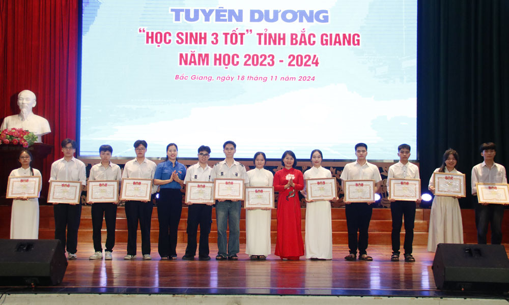 Tỉnh Đoàn Bắc Giang trao danh hiệu "Học sinh 3 tốt".