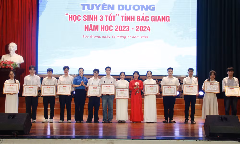 Tỉnh Đoàn Bắc Giang trao danh hiệu "Học sinh 3 tốt".