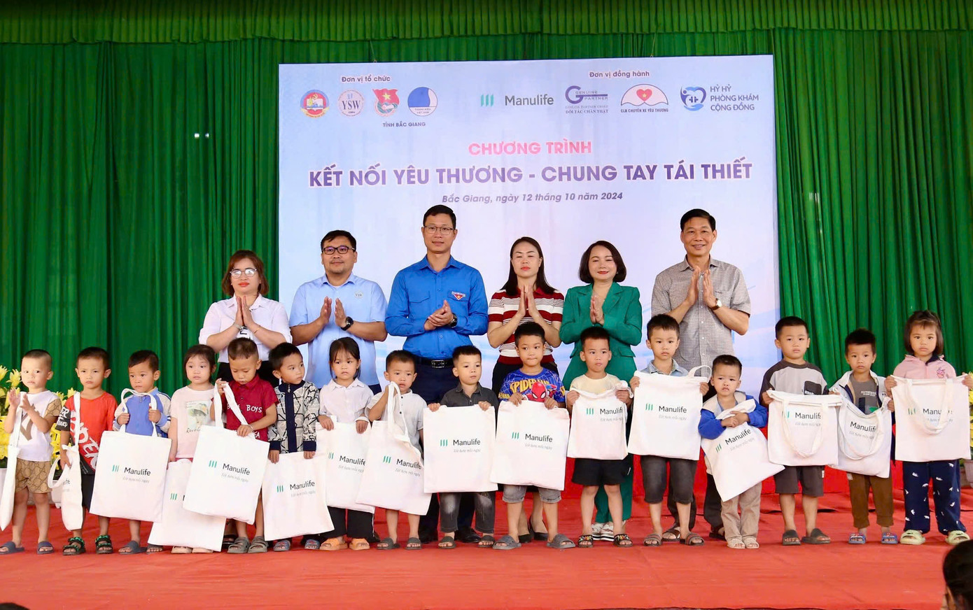 Học sinh ở Bắc Giang nhận quà từ ban tổ chức. Học sinh ở Bắc Giang nhận quà từ ban tổ chức.