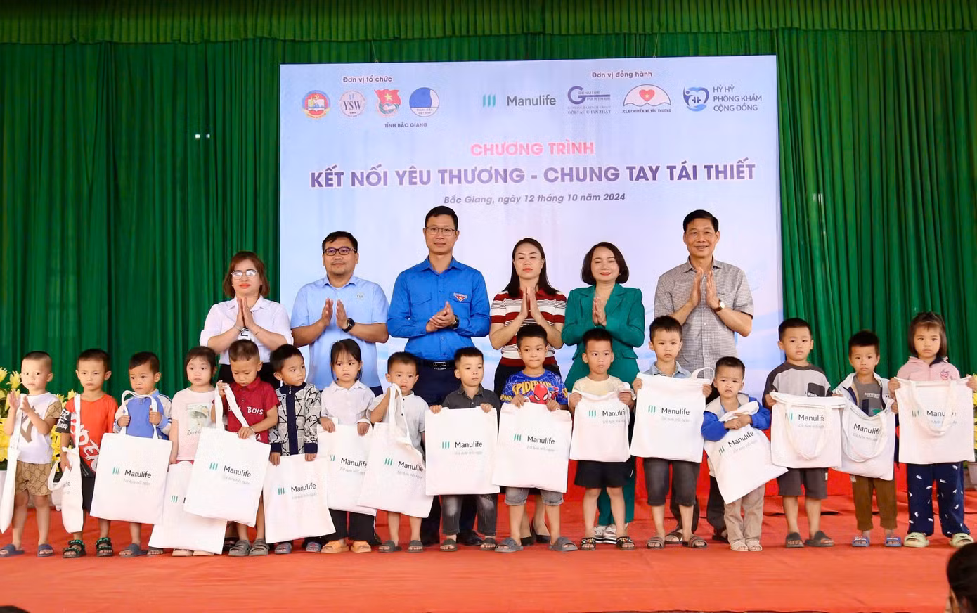 Học sinh ở Bắc Giang nhận quà từ ban tổ chức. Học sinh ở Bắc Giang nhận quà từ ban tổ chức.