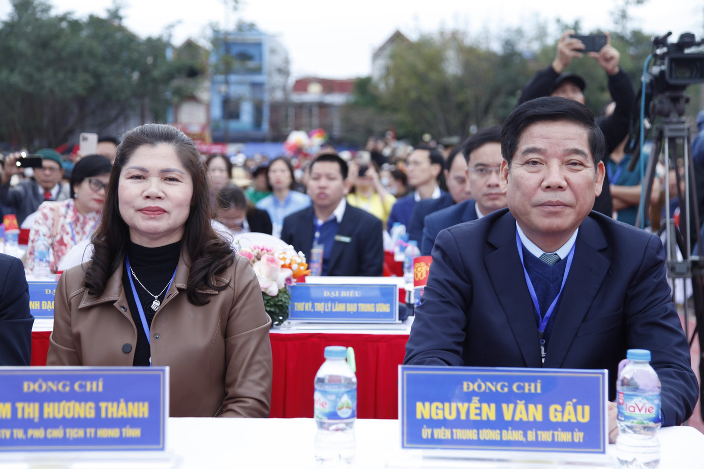 Bí thư Tỉnh ủy Bắc Giang Nguyễn Văn Gấu dự lễ hội. Ảnh: Nguyễn Thắng. Bí thư Tỉnh ủy Bắc Giang Nguyễn Văn Gấu dự lễ hội. Ảnh: Nguyễn Thắng.