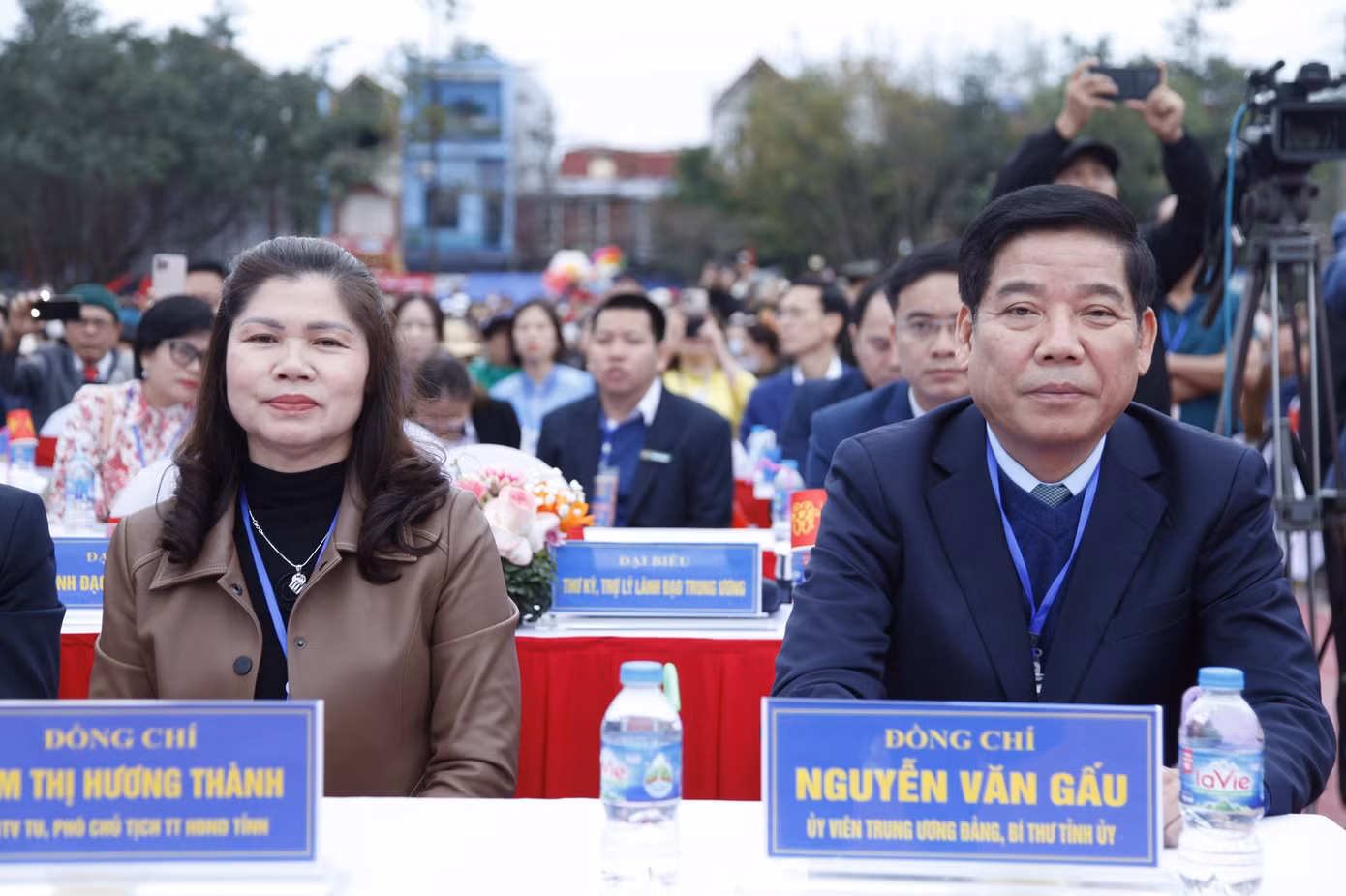 Bí thư Tỉnh ủy Bắc Giang Nguyễn Văn Gấu dự lễ hội. Ảnh: Nguyễn Thắng.