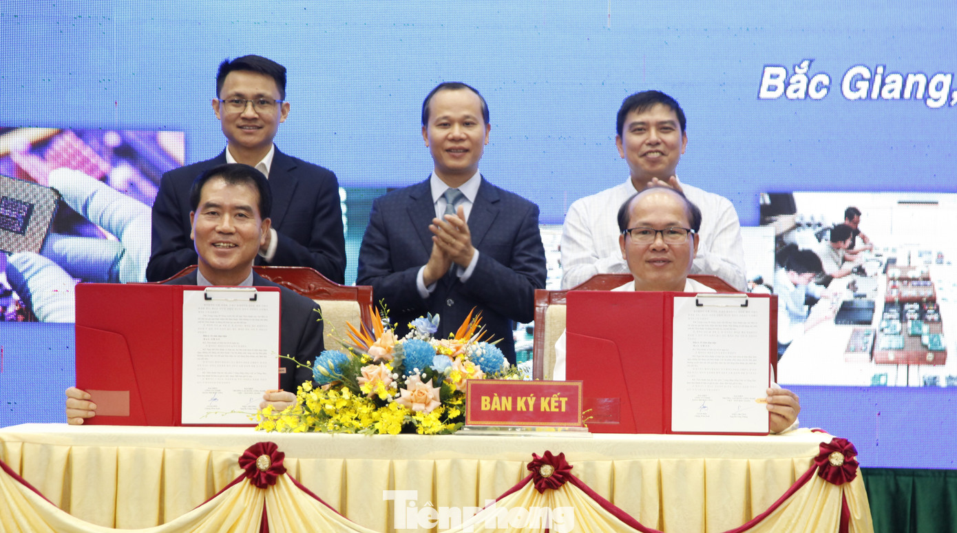 Doanh nghiệp sản xuất bán dẫn ký kết hợp tác đào tạo nhân lực với trường cao đẳng ở tỉnh Bắc Giang tại hội thảo. Ảnh: Nguyễn Thắng.