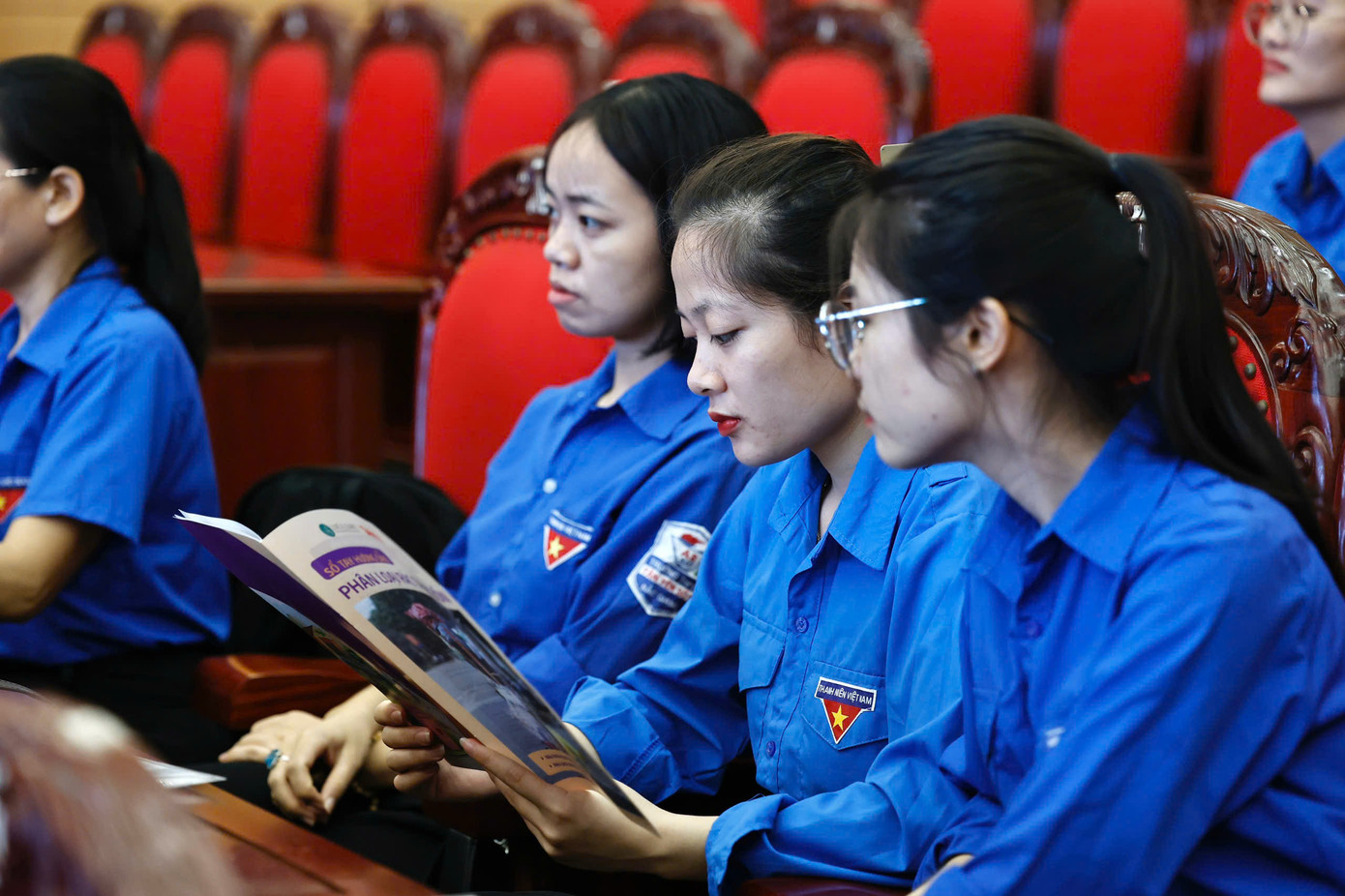 Nhiều đoàn viên chăm chú tìm hiểu kiến thức về phân loại rác thải tại nguồn.