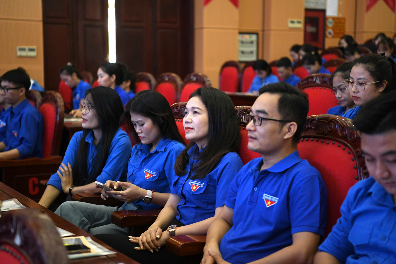 Đoàn viên lắng nghe chuyên gia trao đổi về kiến thức phân loại rác thải tại nguồn.