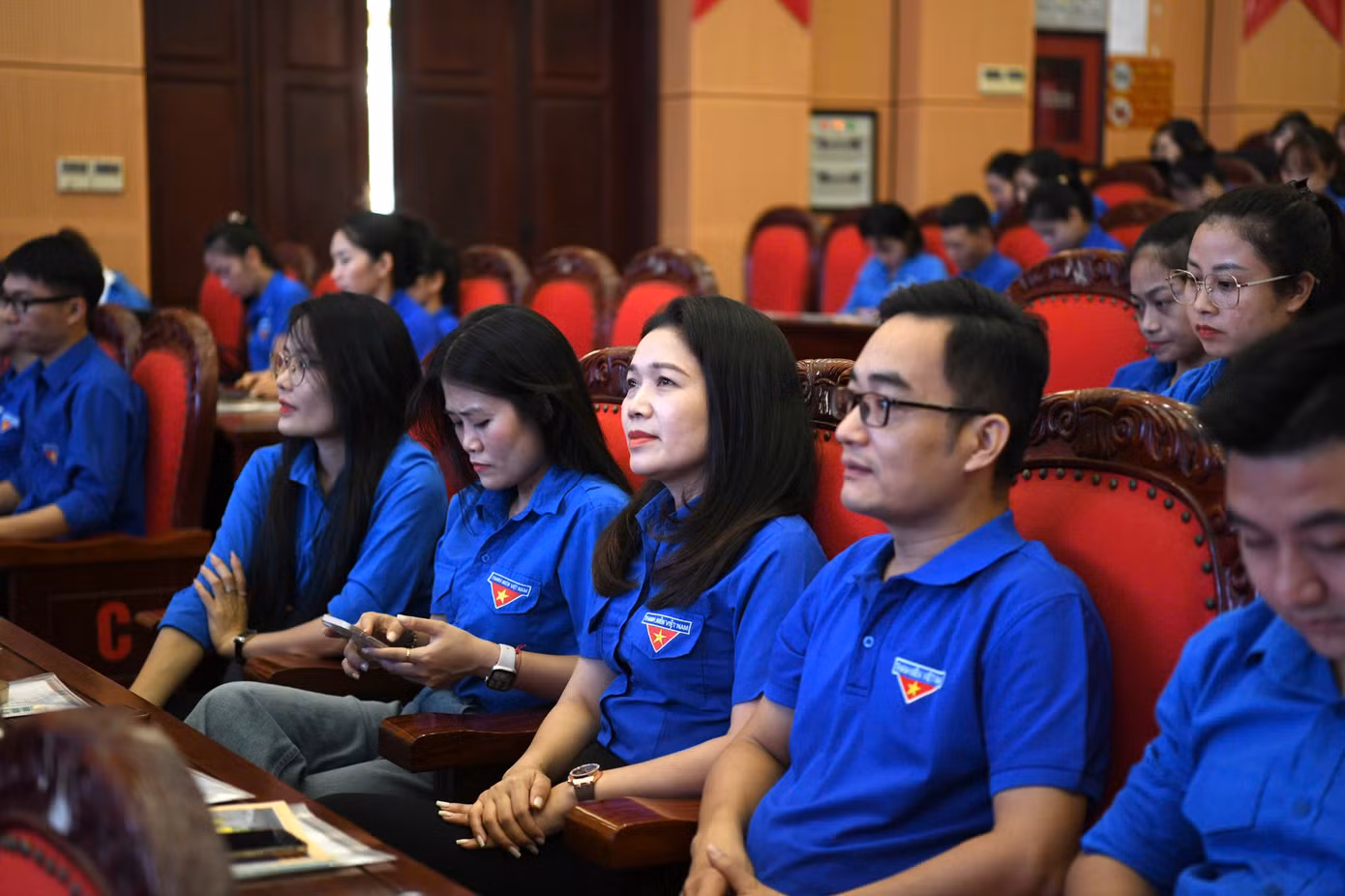 Đoàn viên lắng nghe chuyên gia trao đổi về kiến thức phân loại rác thải tại nguồn.