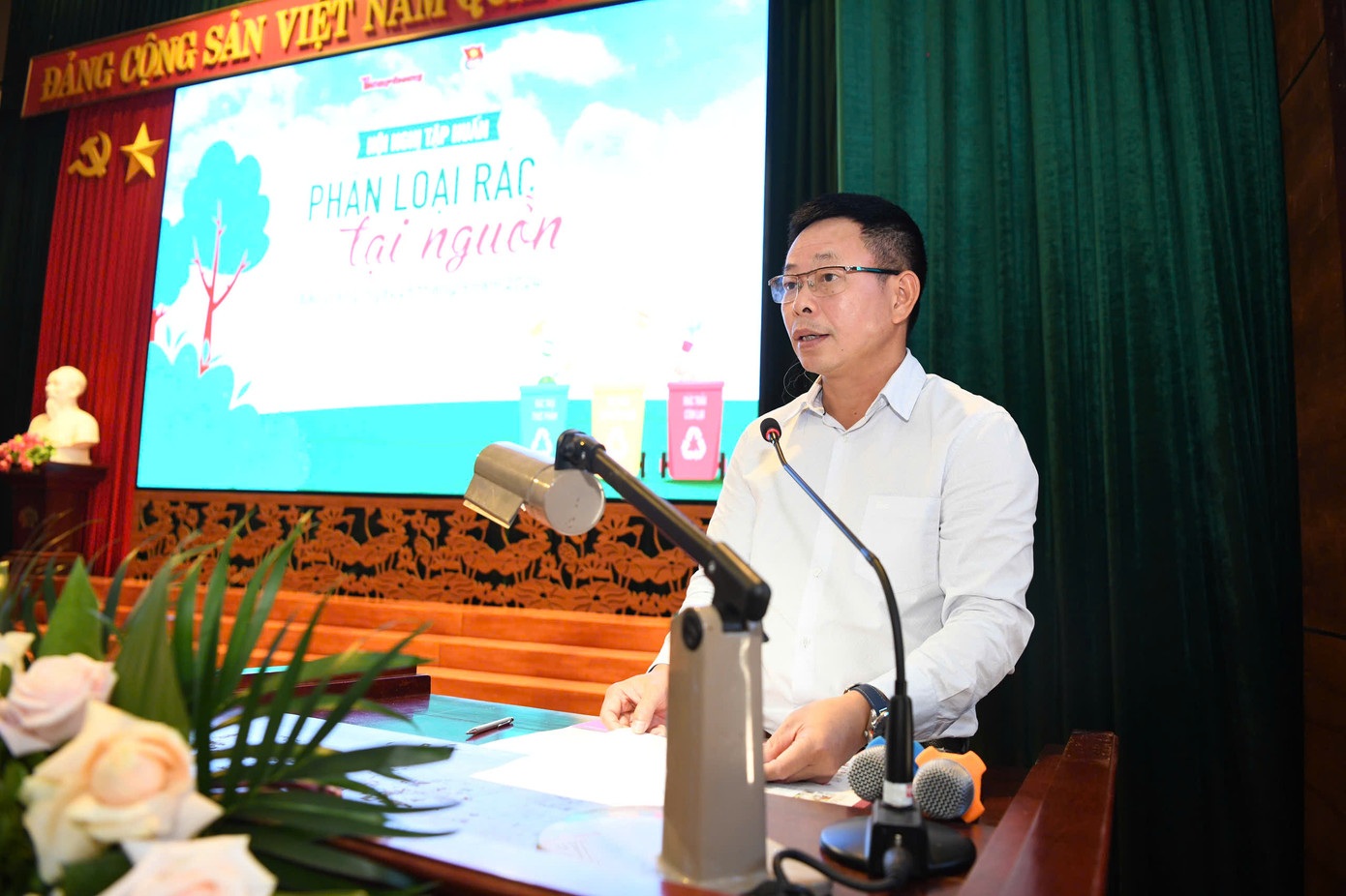 Nhà báo Phùng Công Sưởng - Tổng Biên tập báo Tiền Phong phát biểu tại hội nghị.