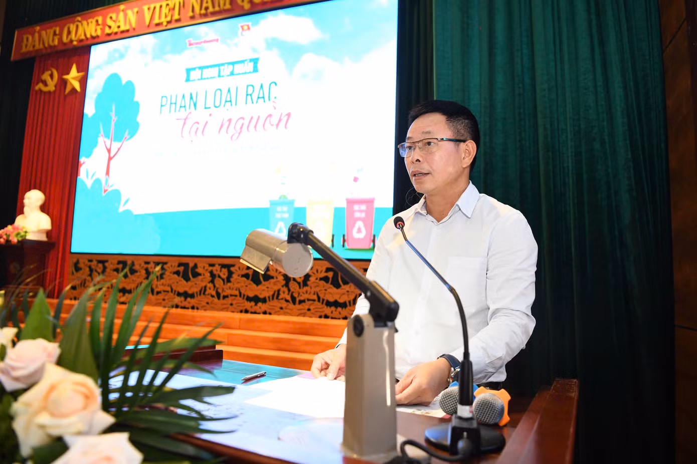 Nhà báo Phùng Công Sưởng - Tổng Biên tập báo Tiền Phong phát biểu tại hội nghị.