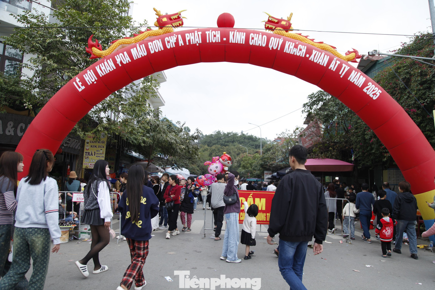 Từ ngoài đường lớn cách chùa hàng trăm mét, du khách thập phương tấp nập đổ về chùa Phật tích. Chùa Phật Tích nằm ở xã Phật Tích, huyện Tiên Du (Bắc Ninh) được biết đến là ngôi chùa cổ tự gần nghìn năm tuổi với những kiến trúc độc đáo cổ xưa đặc sắc, hình thành từ thời Lý. Ảnh: Nguyễn Thắng.