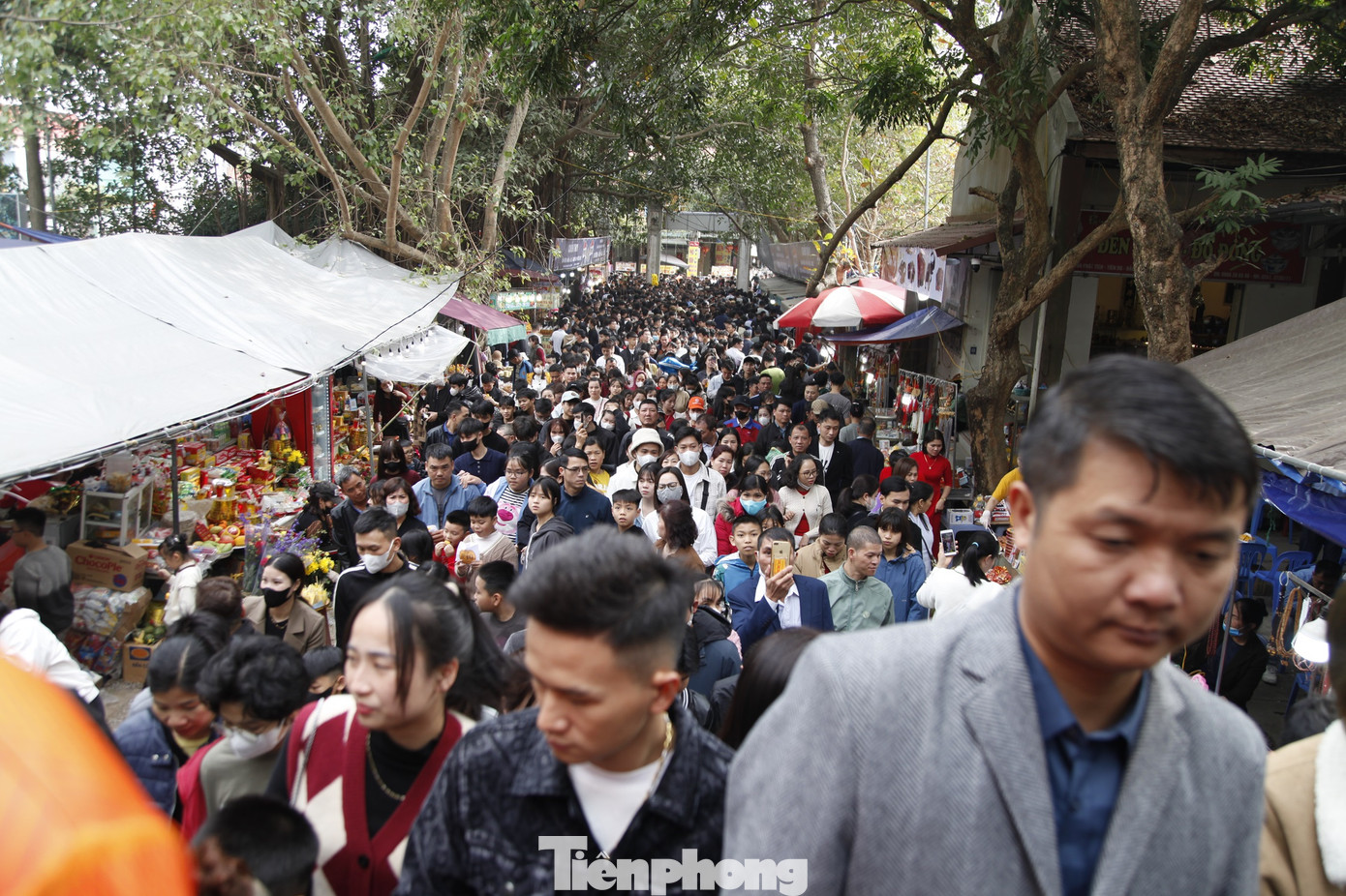 Biển người đến chùa Phật Tích vào những ngày đầu năm mới. Ảnh: Nguyễn Thắng.