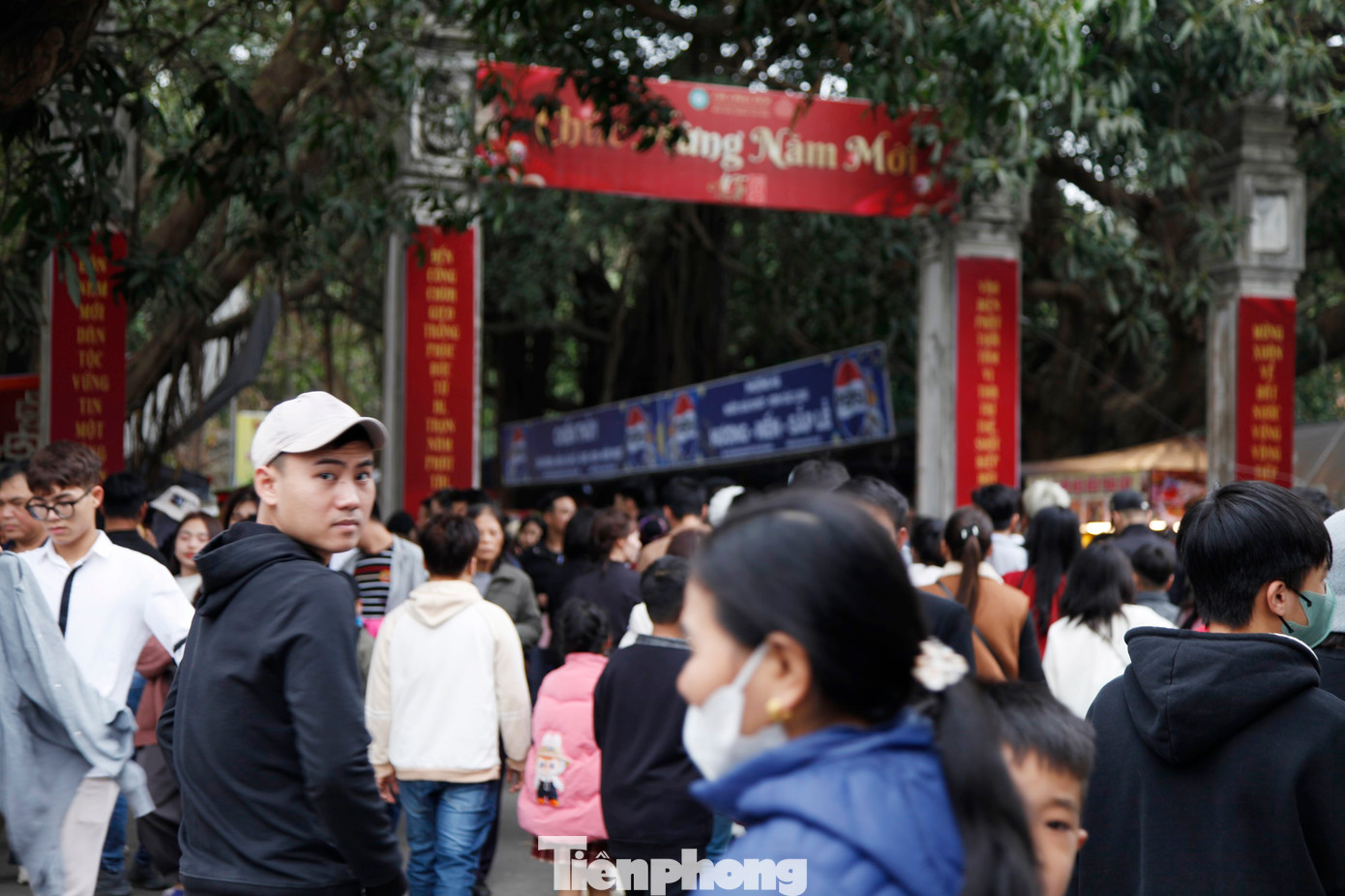 Càng vào bên trong chùa Phật Tích, số lượng du khách càng đông. Ảnh: Nguyễn Thắng.