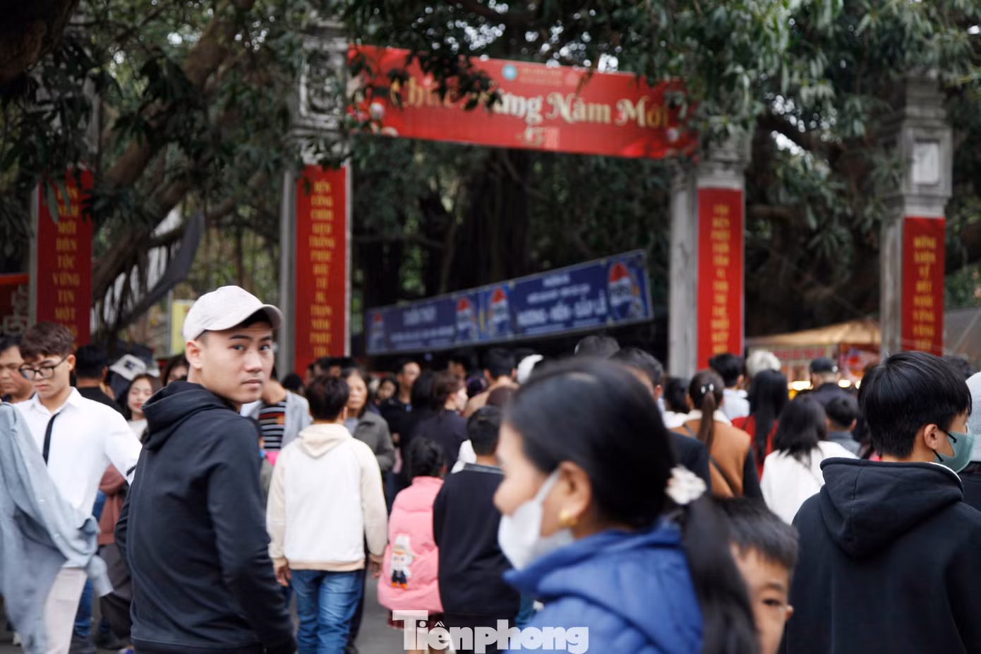 Càng vào bên trong chùa Phật Tích, số lượng du khách càng đông. Ảnh: Nguyễn Thắng.