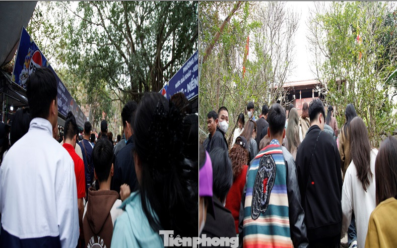 Dòng người nô nức lên Chính điện chùa Phật Tích. Ảnh: Nguyễn Thắng.