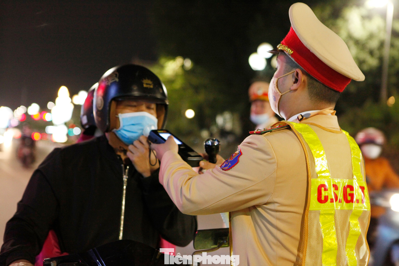 Công an tỉnh Bắc Giang kiểm tra nồng độ cồn. Ảnh: Nguyễn Thắng Công an tỉnh Bắc Giang kiểm tra nồng độ cồn. Ảnh: Nguyễn Thắng