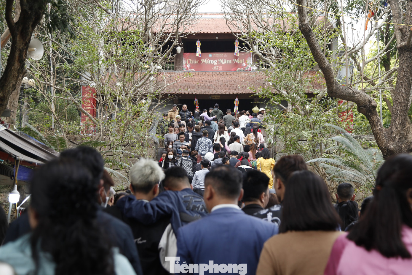 Du khách thập phương chen chân nhích từng bước lên chùa Phật Tích. Ảnh: Nguyễn Thắng.