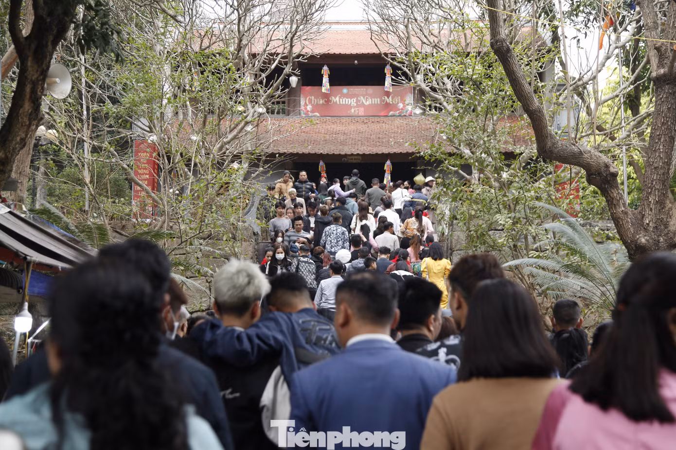 Du khách thập phương chen chân nhích từng bước lên chùa Phật Tích. Ảnh: Nguyễn Thắng.