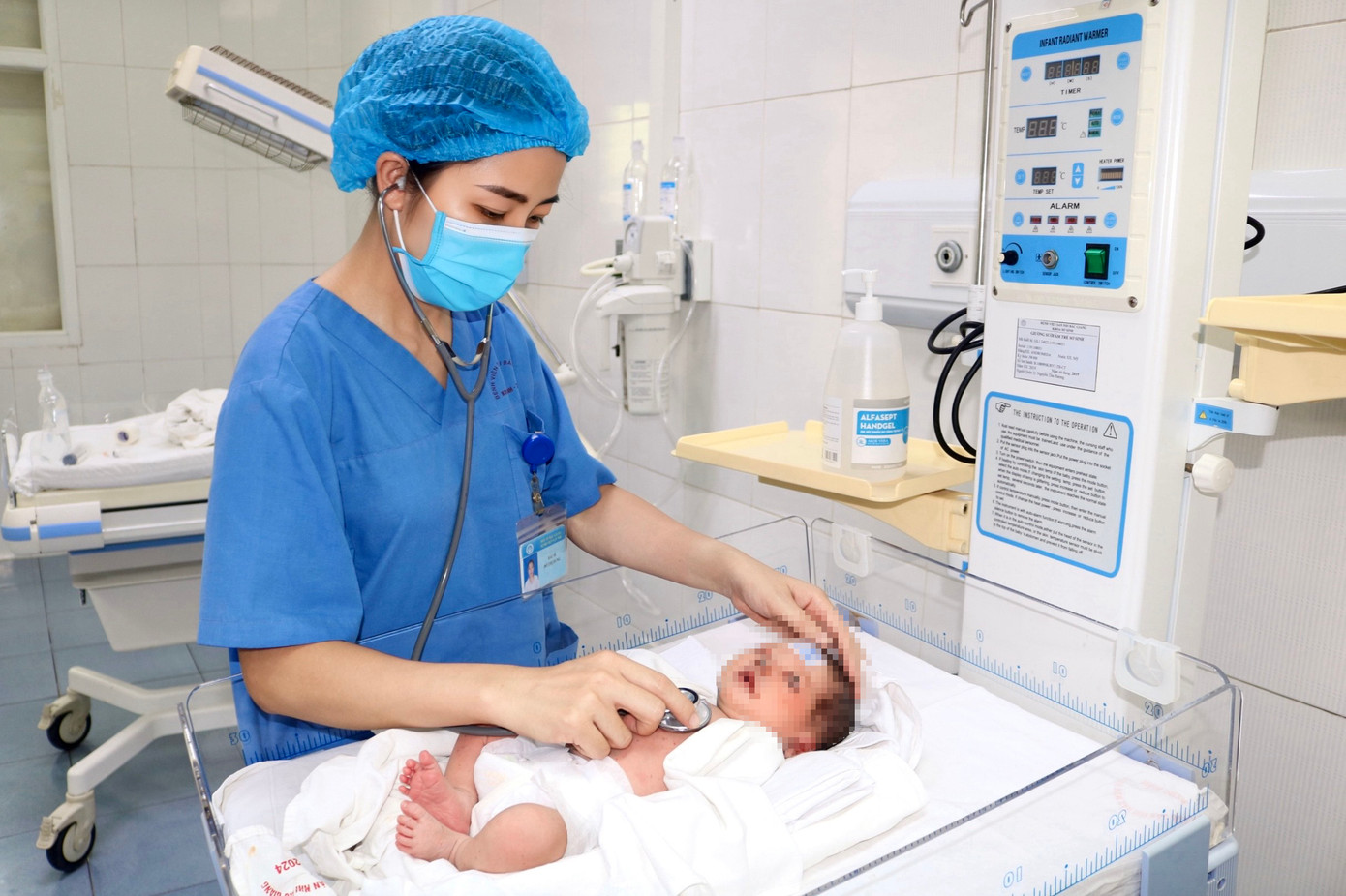 Bệnh viện Sản nhi Bắc Giang cứu sống em bé sơ sinh bị bỏ rơi với hàng trăm con giòi bò khắp cơ thể.