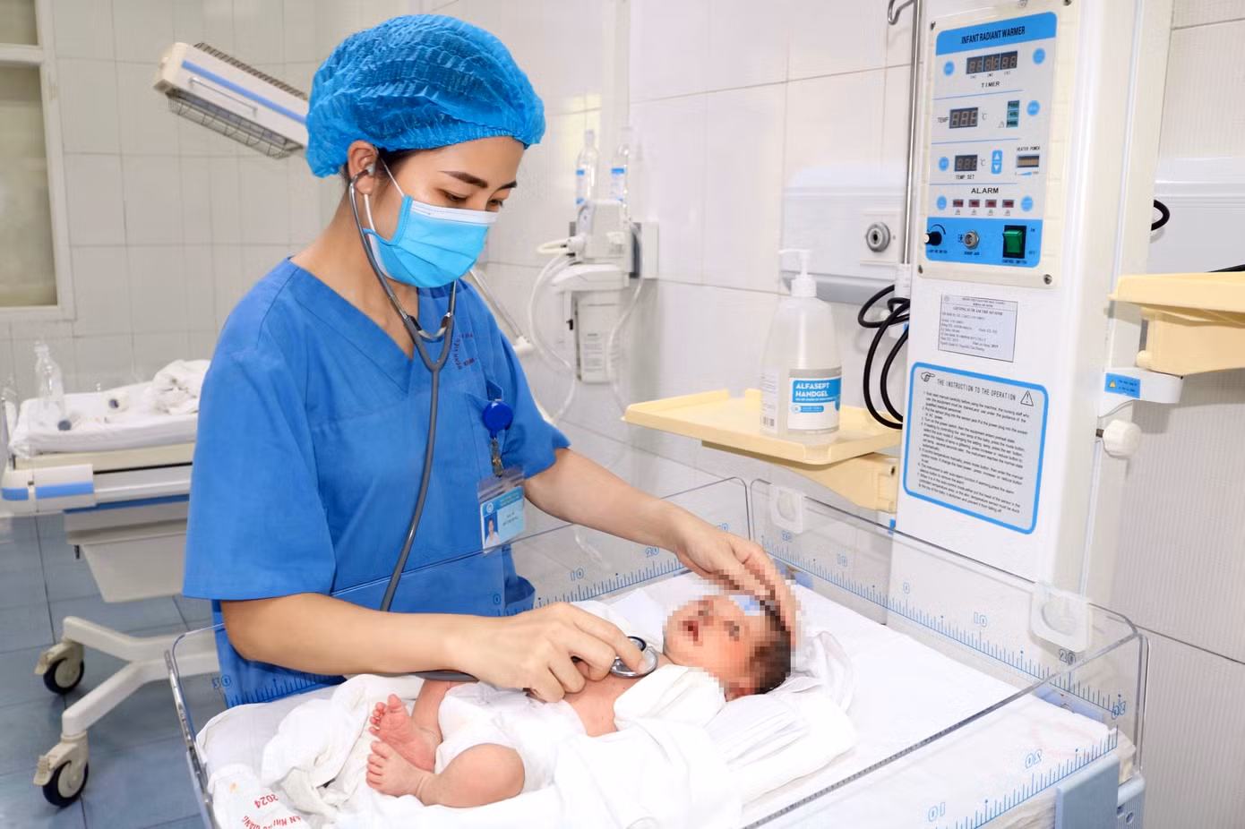 Bệnh viện Sản nhi Bắc Giang cứu sống em bé sơ sinh bị bỏ rơi với hàng trăm con giòi bò khắp cơ thể.