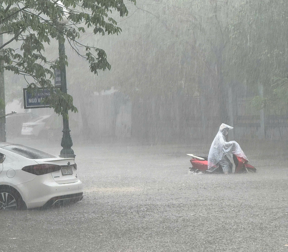 Nhiều tuyến đường ở thành phố Bắc Giang ngập sâu trong nước mưa.