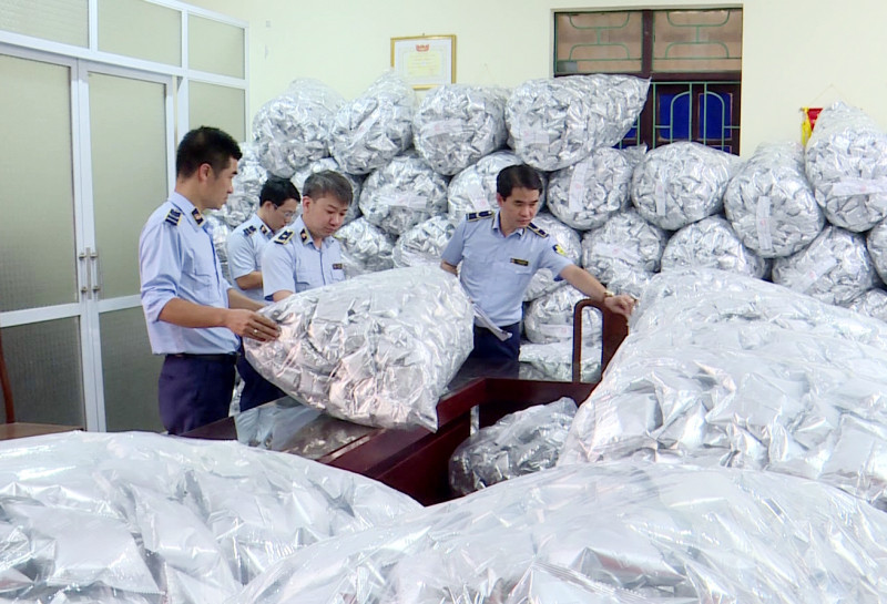 Cơ quan chức năng phát hiện 40.000 gói rong biển không rõ nguồn gốc ở Bắc Ninh.