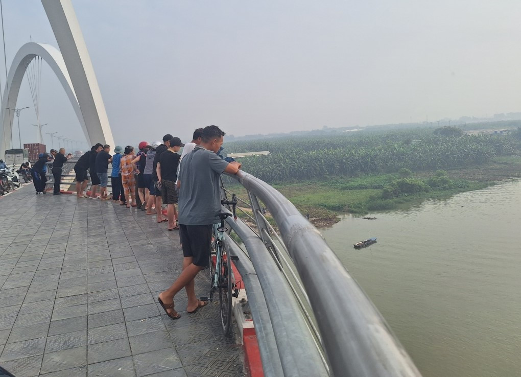 Người dân theo dõi cơ quan chức năng tìm kiếm hai nữ sinh nghi nhảy cầu Kinh Dương Vương tự tử.