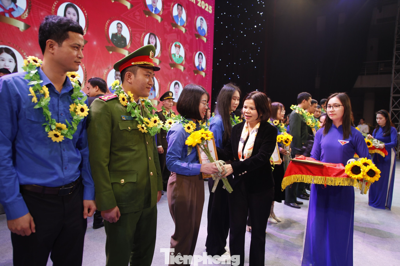 Phó Bí thư Thường trực Tỉnh ủy Bắc Ninh Nguyễn Hương Giang tuyên dương đảng viên trẻ. Ảnh: Nguyễn Thắng