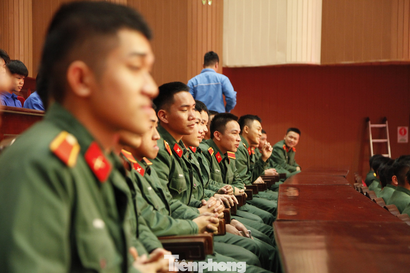 Thanh niên quân đội dự chương trình. Ảnh: Nguyễn Thắng