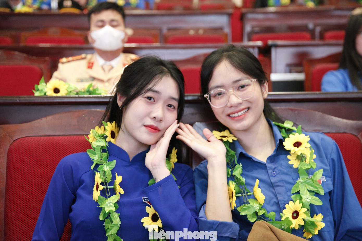 Hai đảng viên trẻ được tuyên dương tại chương trình. Ảnh: Nguyễn Thắng