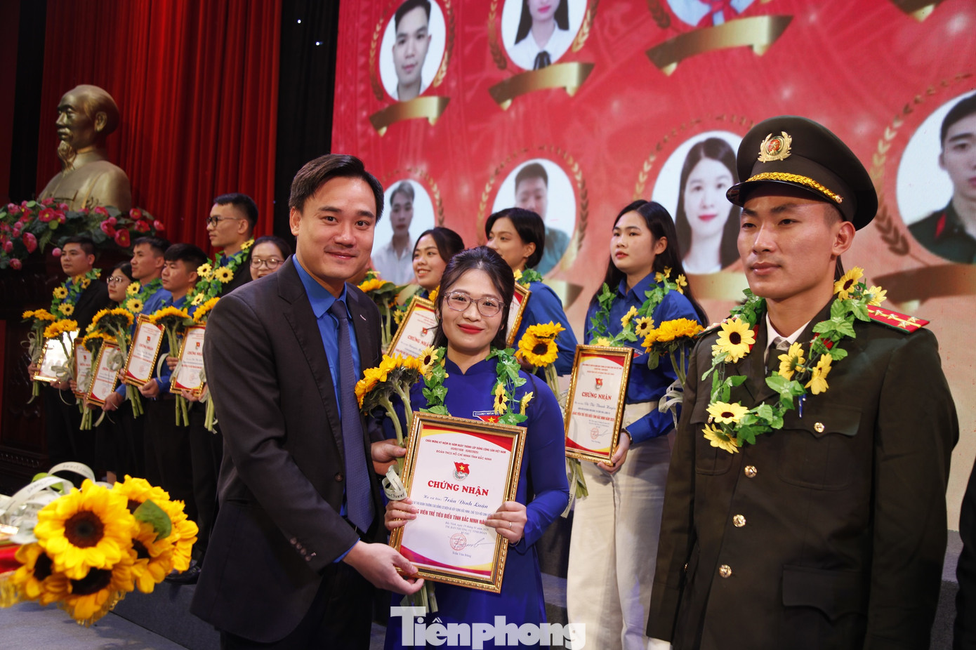 Bí thư Tỉnh Đoàn Bắc Ninh trao chứng nhận đảng viên trẻ tiêu biểu. Ảnh: Nguyễn Thắng