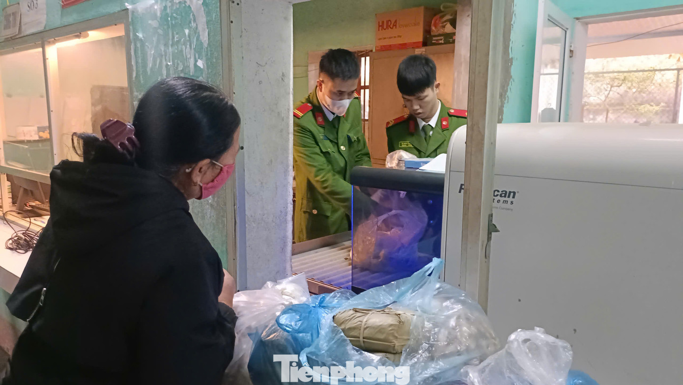 Bộ phận tiếp dân tiếp nhận quà Tết của thân nhân gửi các can, phạm nhân ở Trại tạm giam Công an tỉnh Bắc Giang. Bộ phận tiếp dân tiếp nhận quà Tết của thân nhân gửi các can, phạm nhân ở Trại tạm giam Công an tỉnh Bắc Giang.