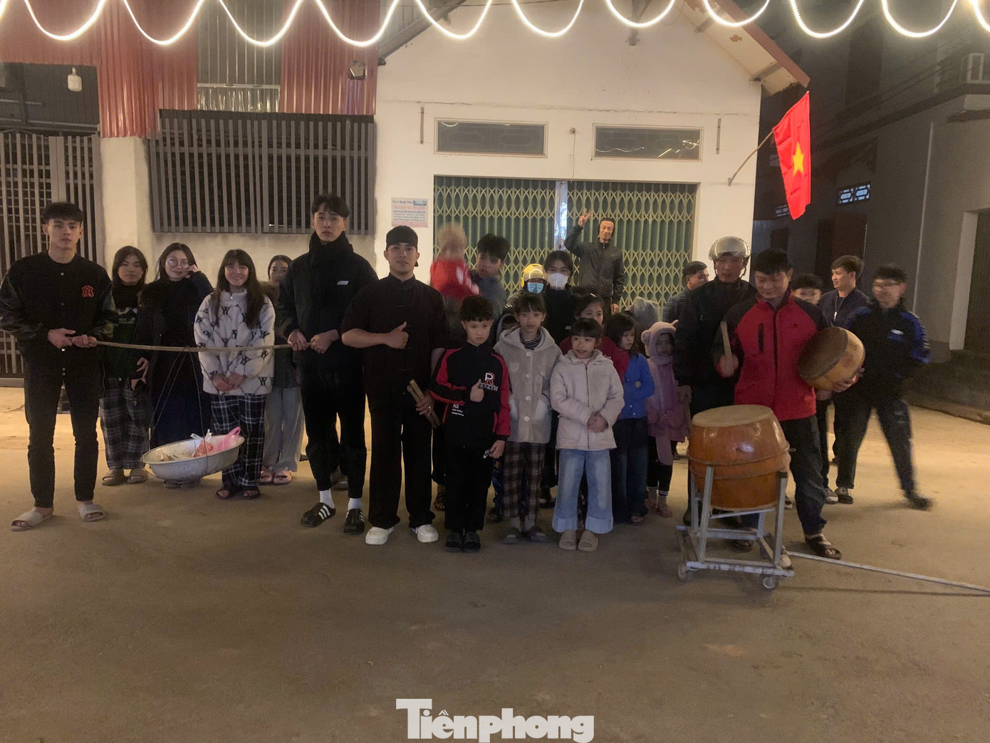 Thanh thiếu niên thôn Phúc Lễ chuẩn bị đi gọi gạo đêm Giao thừa. Ảnh: Nguyễn Thắng