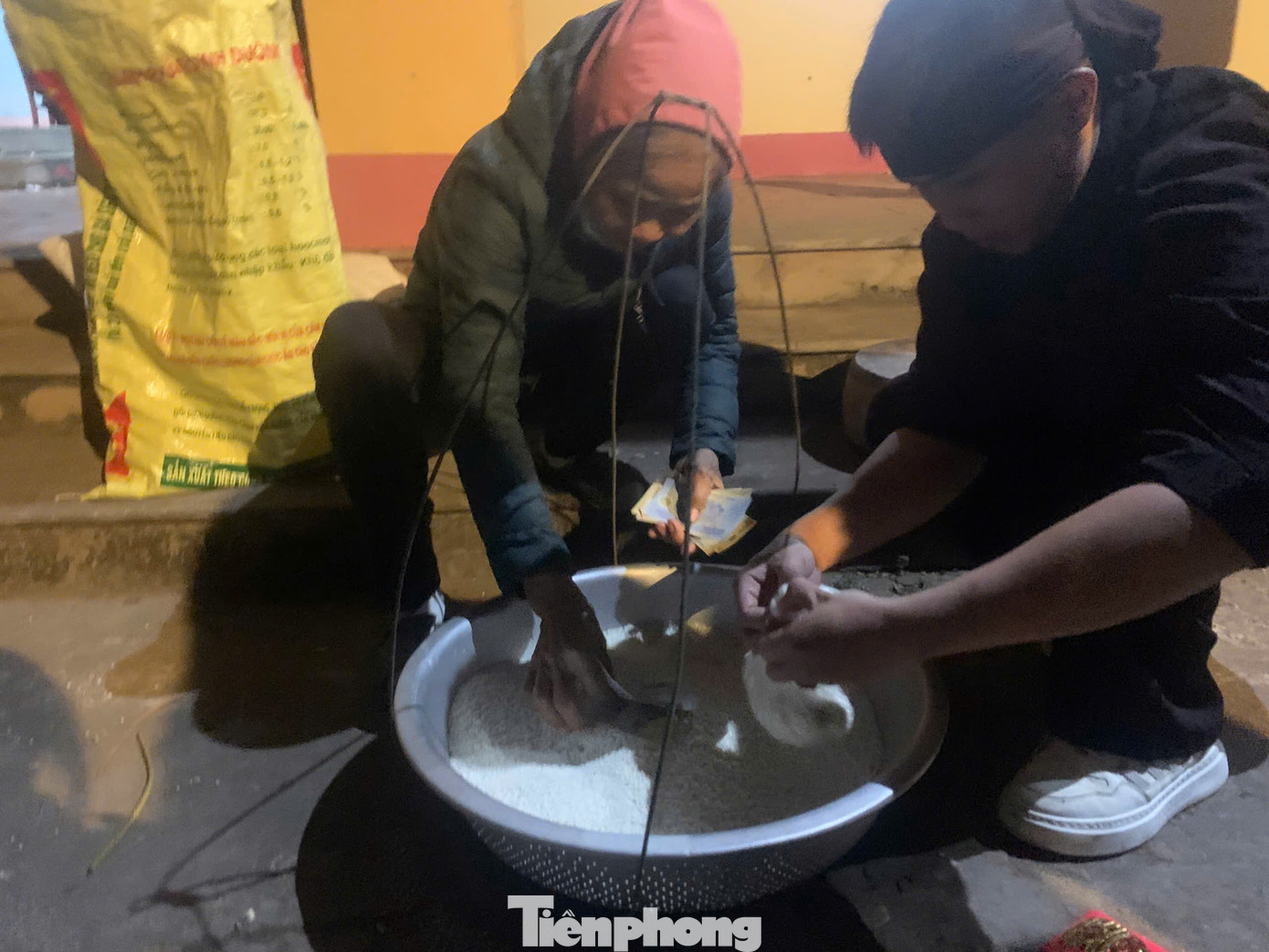 Gọi gạo xong chuẩn bị mang đi nấu xôi. Ảnh: Nguyễn Thắng