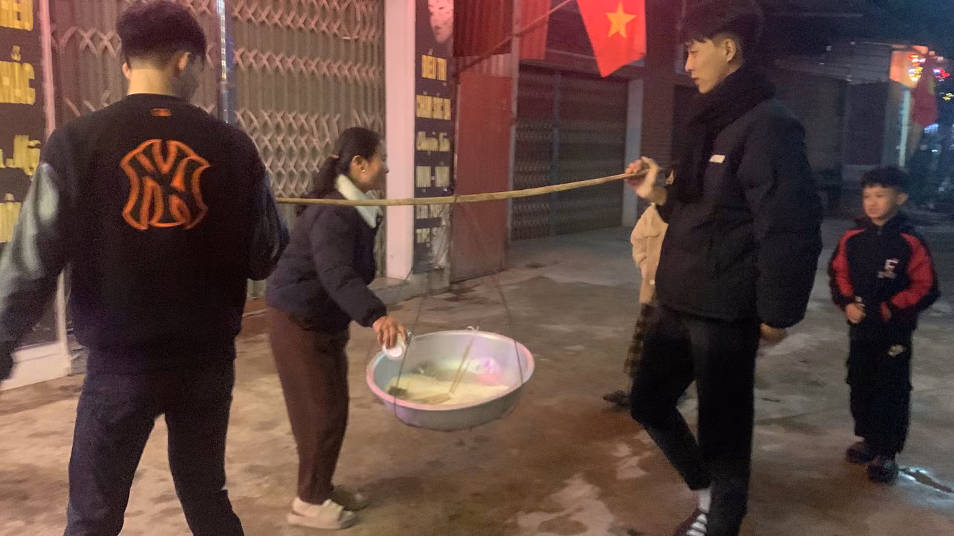 Đoàn thanh niên đến từng nhà trong thôn gọi gạo. Ảnh: Nguyễn Thắng