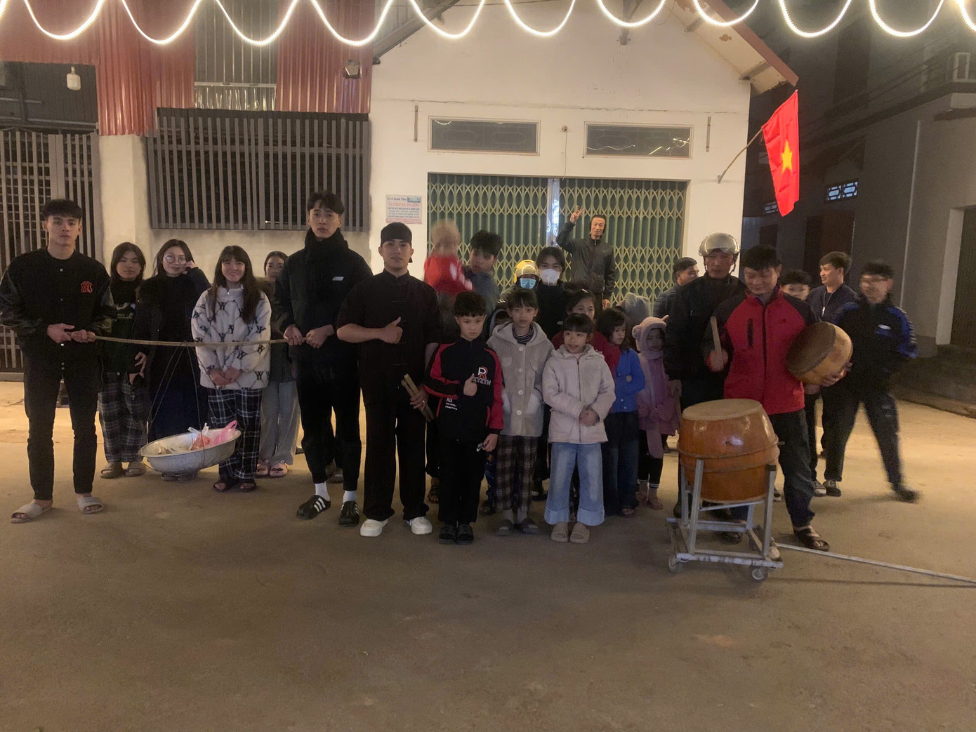 Thanh thiếu niên thôn Phúc Lễ chuẩn bị đi gọi gạo đêm Giao thừa. Ảnh: Nguyễn Thắng