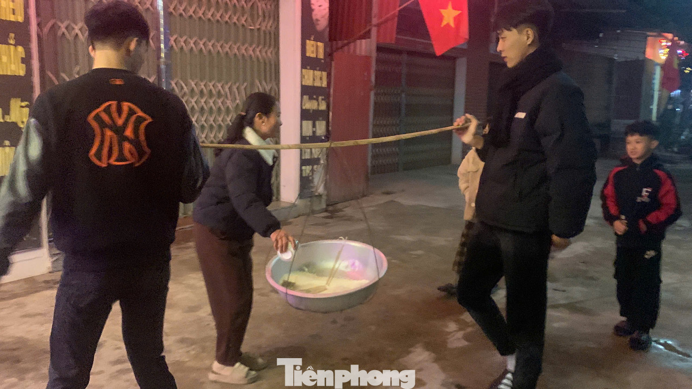 Đoàn thanh niên đến từng nhà trong thôn gọi gạo. Ảnh: Nguyễn Thắng