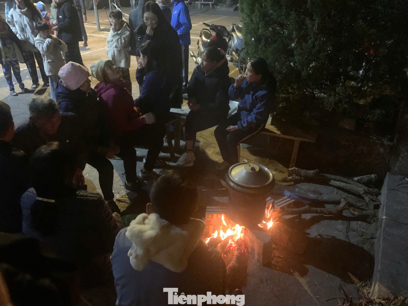 Người dân thôn Phúc Lễ quây quần bên bếp lửa nấu xôi cùng cầu mong điều tốt đẹp trong năm mới. Ảnh: Nguyễn Thắng