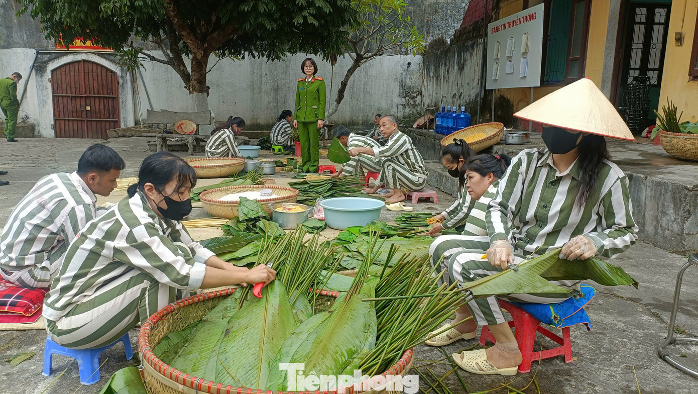 Các phạm nhân ở Trại tạm giam Công an tỉnh Bắc Giang gói bánh chưng đón Tết. Các phạm nhân ở Trại tạm giam Công an tỉnh Bắc Giang gói bánh chưng đón Tết.